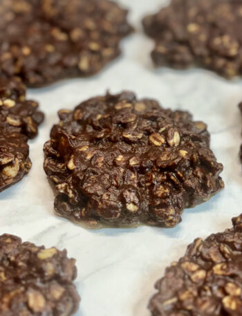 A healthy toddler snack idea is presented: no-bake protein cookies.