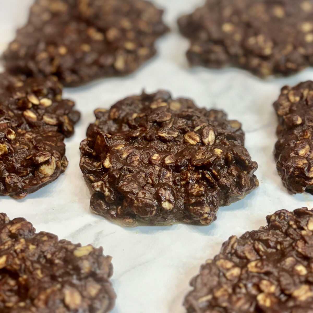 A healthy toddler snack idea is presented: no-bake protein cookies.